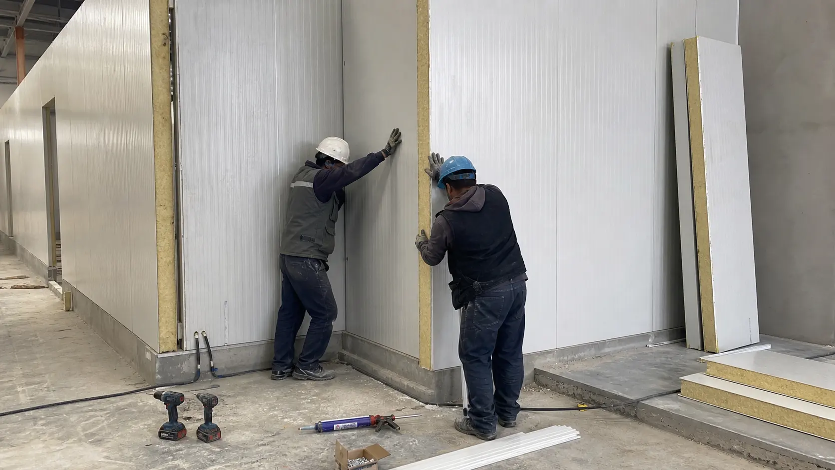 Visual IA realista de fabricación e instalación de cámaras frigoríficas.